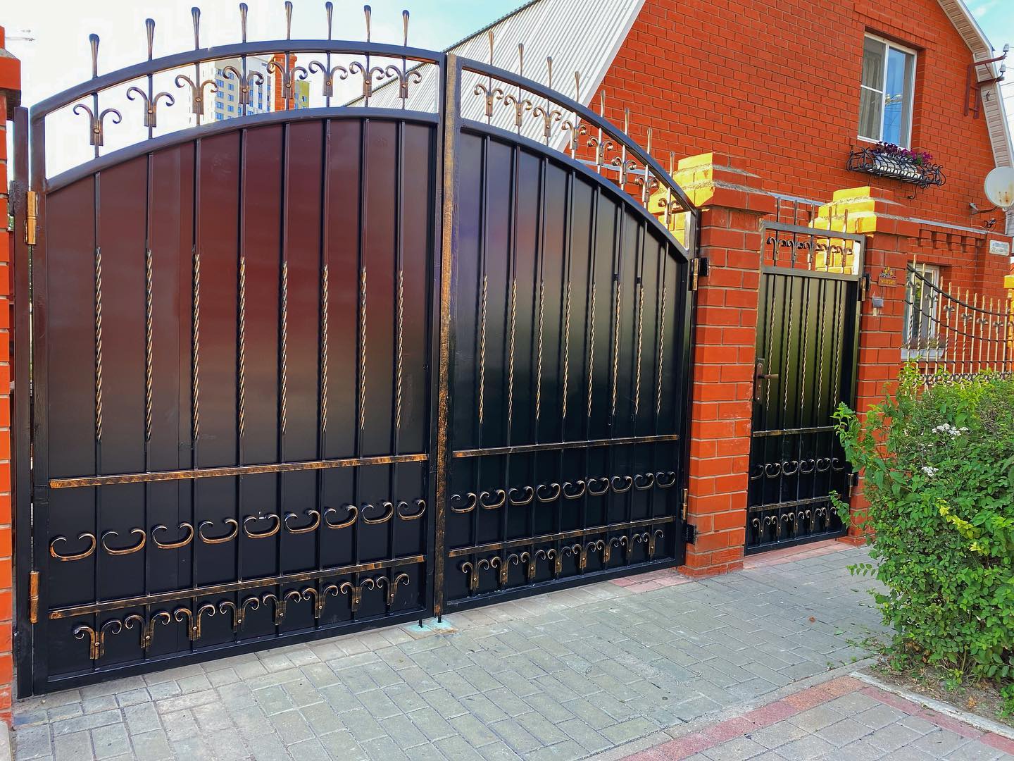 Как выбрать стиль кованых ворот под фасад дома и рисунок ограждения в Вязникие