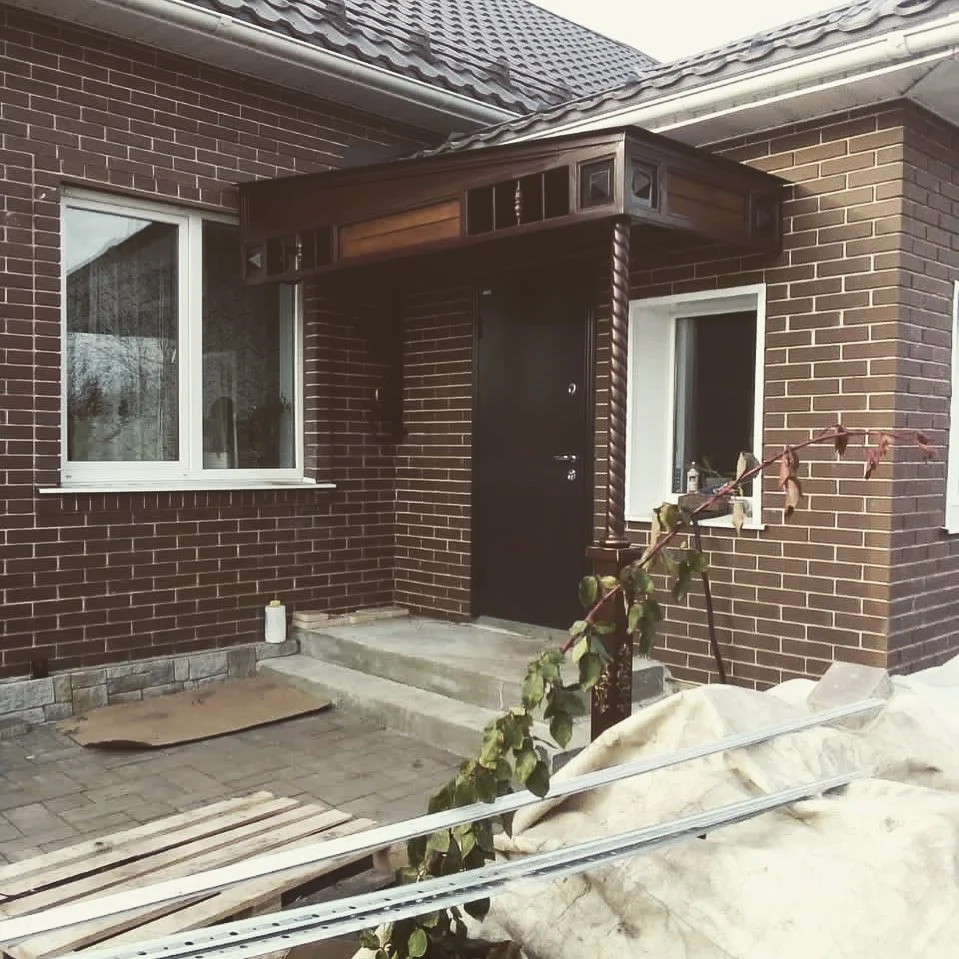 Как предусмотреть водоотвод у козырька над входом, чтобы фасад и крыльцо дольше оставались сухими в Вязникие